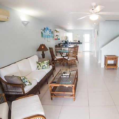 Waterfront Luxury Retreat: 2-Bed Villa Sea Life Jolly Harbour Luaran gambar