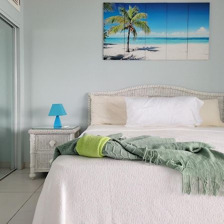 Waterfront Luxury Retreat: 2-Bed Villa Sea Life Jolly Harbour Luaran gambar