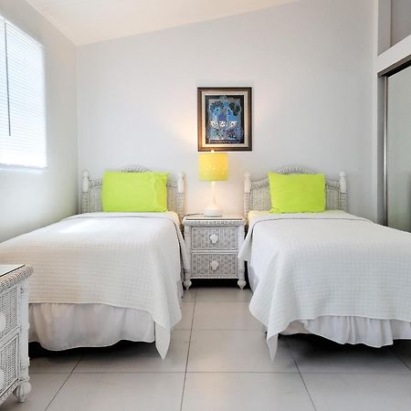 Waterfront Luxury Retreat: 2-Bed Villa Sea Life Jolly Harbour Luaran gambar