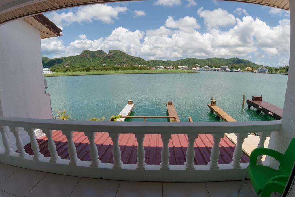 Waterfront Luxury Retreat: 2-Bed Villa Sea Life Jolly Harbour Luaran gambar